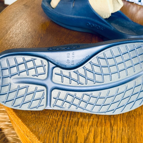 Nearly new Oofos recovery shoes - Picture 4 of 6